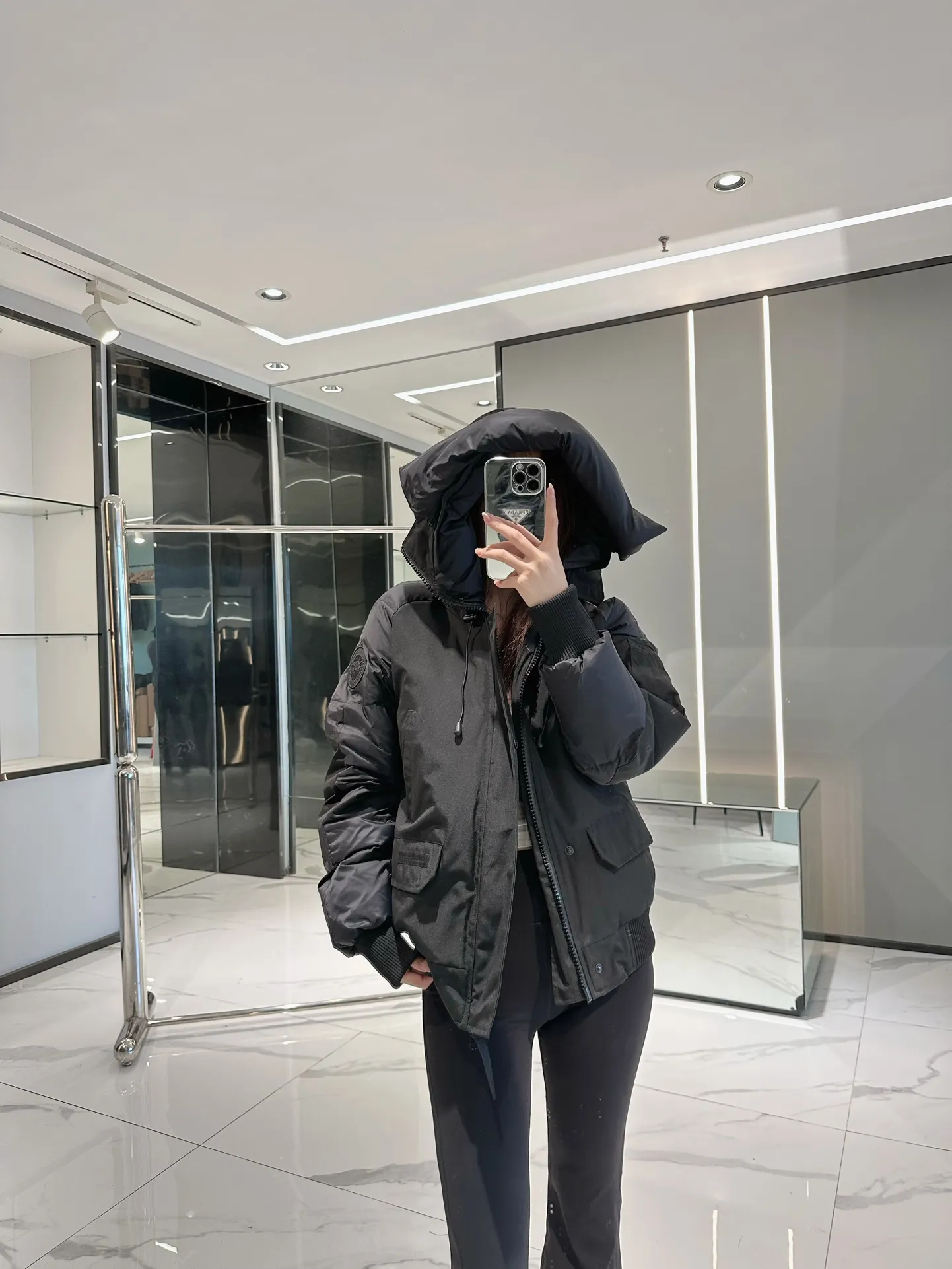 P900 Big Goose Soft Sleeve Short Bomber Jacket Canada Goose Canada Goose Chilliwack Series Solid Color Hooded Fitted Long Sleeve Down Jacket Paradigm Series Down Jacket Short Big Goose Soft Sleeve Down Jacket White The inner straps make the jacket easy to carry on the shoulders, freeing your hands. Special features: light, thick, handsome Size xs-xxl Color black, white